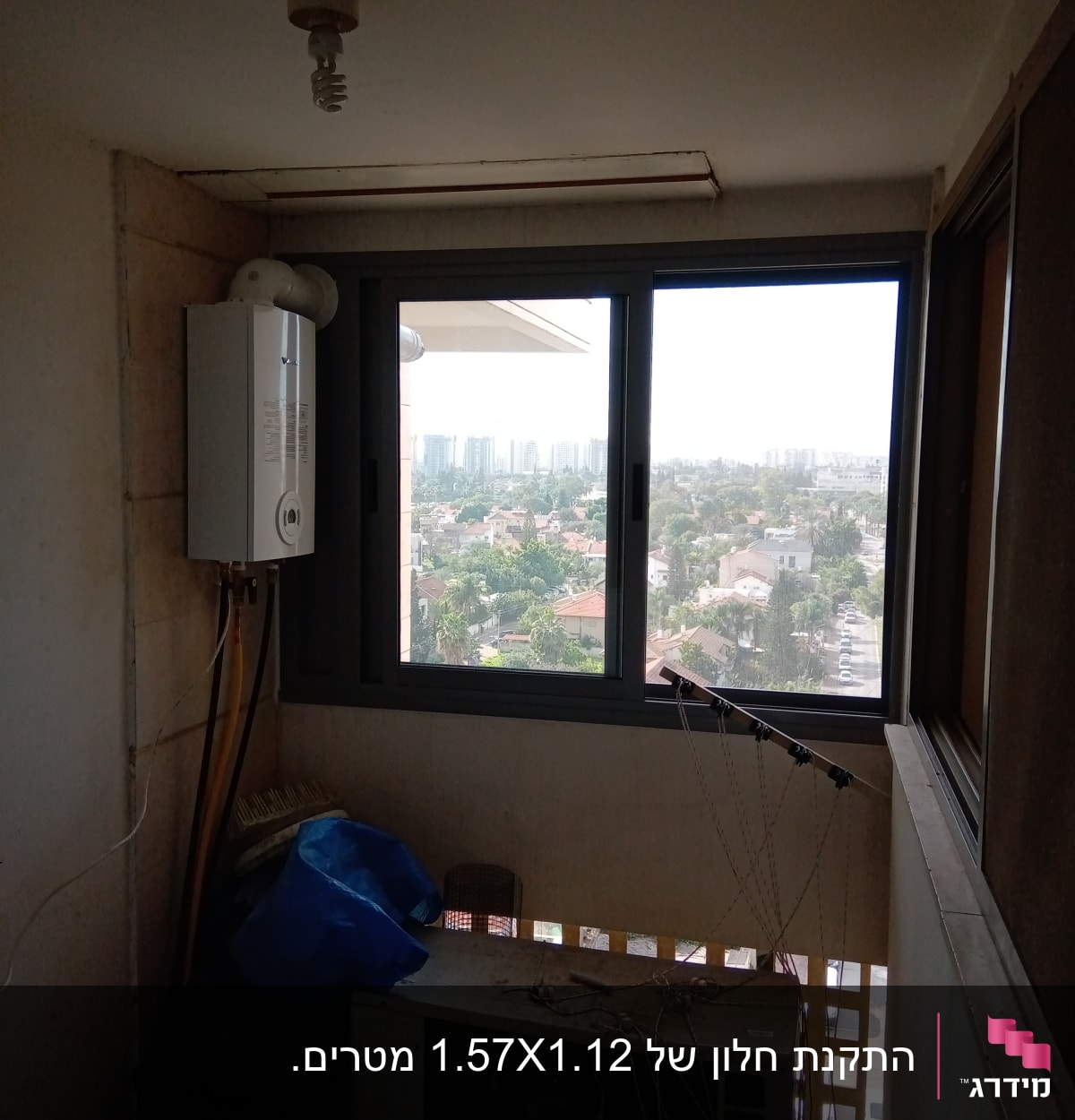 חלון אלומיניום עם נוף עירוני ברקע